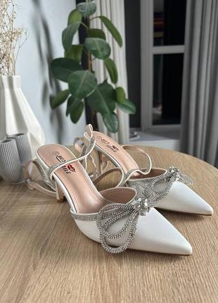 Жіночі туфлі зі стразами, весільні босоніжки атлас 🤍3 фото