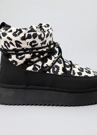 Стильні зручні угги-дутики чорно-білі жіночі з хутром, зимові черевики сноубутси леопард, шкіряні, текстильні
