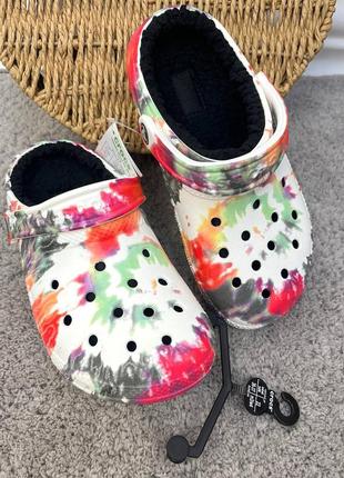Утепленные кроксы сабо crocs classic lined tie dye multi/black