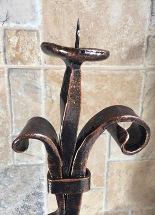 Кованый металлический подсвечник в виде тюльпана в ретро стиле