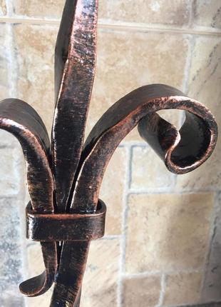 Кованый металлический подсвечник в виде тюльпана в ретро стиле