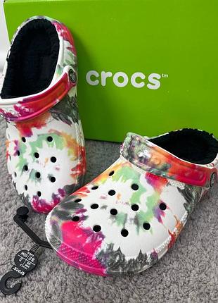 Crocs утепленные кроксы сабо crocs classic lined tie dye multi/black все размеры в...