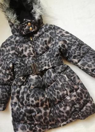 Пальто на девочку 5-6 р.
