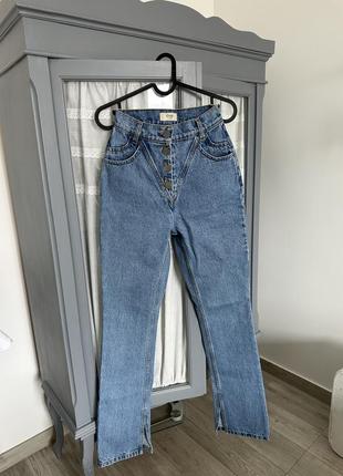 Светлые джинсы с разрезами cher171 фото
