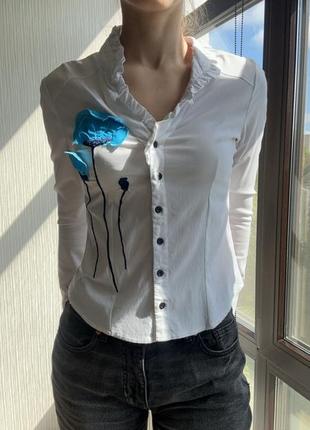 Сорочка з квіткою і декольте