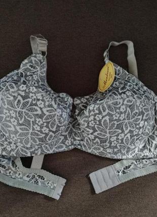 Мереживний бюстгальтер з підкладкою, на кісточках чашка d.