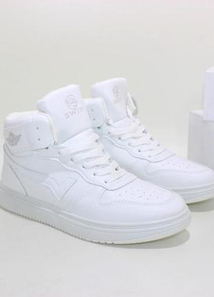Білі стильні хайтопи, високі кросівки