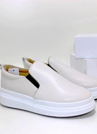 Бежеві кеди, сліпони, мокасини