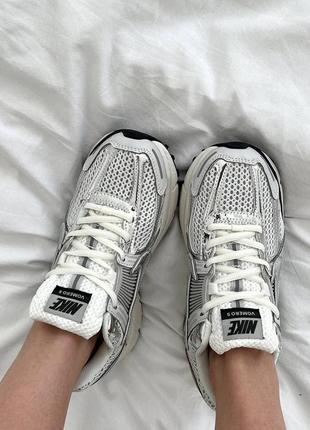 Жіночі кросівки сріблясті nike zoom vomero 5 silver7 фото