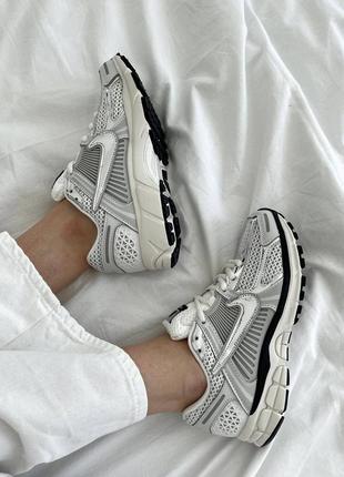 Жіночі кросівки сріблясті nike zoom vomero 5 silver8 фото