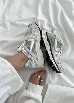 Жіночі кросівки сріблясті nike zoom vomero 5 silver5 фото