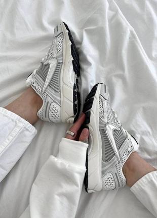 Жіночі кросівки сріблясті nike zoom vomero 5 silver4 фото