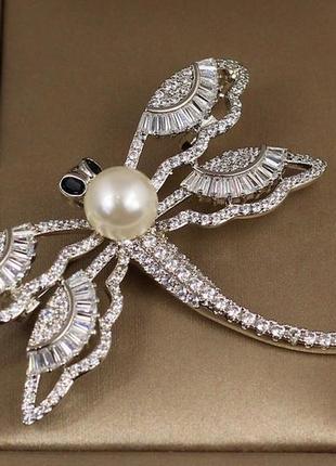 Брошь xuping jewelry стрекоза с жемчугом 4 см серебристая