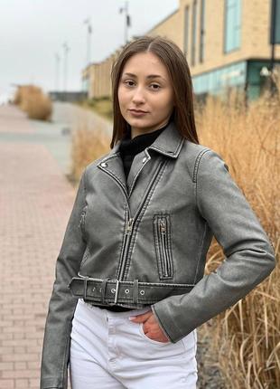 Жіноча сіра шкіряна куртка косуха з поясом