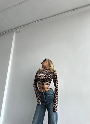 Трендовый топ в леопардовый принт с длинными рукавами на связках и открытой спинкой