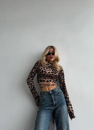 Трендовый топ в леопардовый принт с длинными рукавами на связках и открытой спинкой