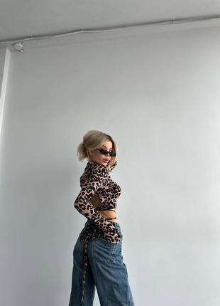 Трендовый топ в леопардовый принт с длинными рукавами на связках и открытой спинкой