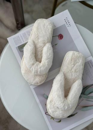 Женские меховые тапочки-вьетнамки молочные