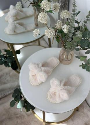 Женские домашние меховые тапочки молочные с бантом