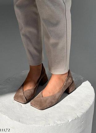 Натуральные замшевые невероятные туфли цвета мокко с квадратным мысом на маленьких каблуках