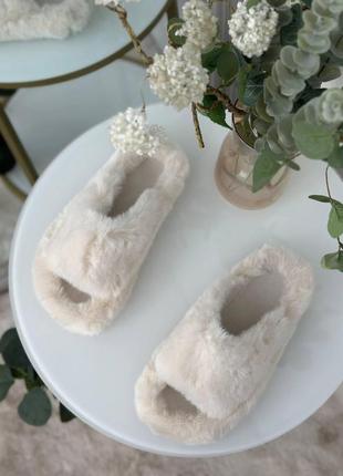Домашние меховые открытые тапочки молочные