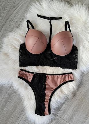 Шкіряний комплект білизни з портупеєю та мереживом