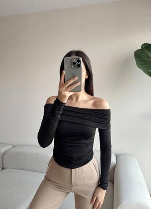 Трендовый топ с длинными рукавами и открытыми плечами