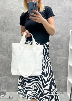 Стильная женская сумка большая белая вместительная сумка шопер тоут из экокожи вмещает а4 с плетением