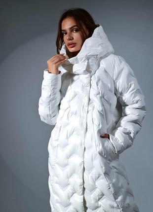 Белое пальто. куртка, пуховик .с капюшоном