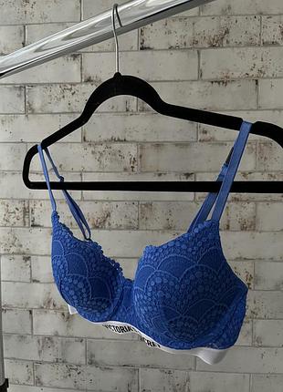 Бюстгалтер victoria’s secret синий с белой резинкой