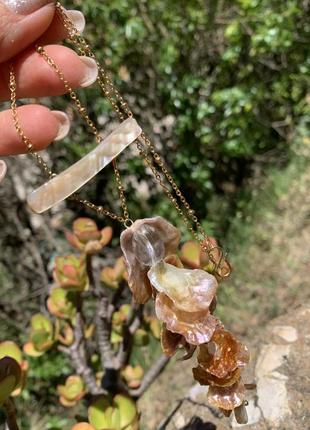 Колье с ракушками, перламутром и горным хрусталем ′бутон пиона′