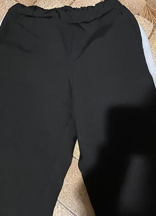 Черные классические брюки с белой полоской