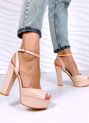 Босоніжки бежеві на високих підборах 39на 25см