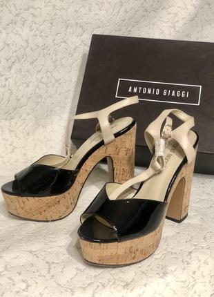 Босоножки на танкетке