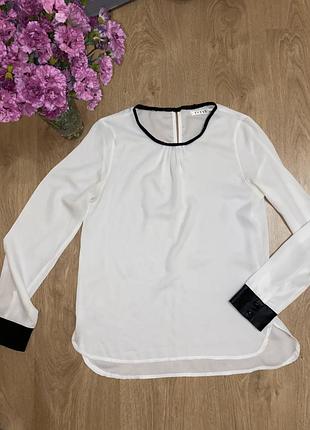 Белая шифоновая рубашка с кожаными манжетами на руках