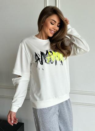 Молочный принтованный свитшот с разрезами