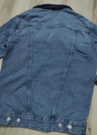 Стильная джинсовая куртка oversize ginatricot, джинсовка c укороченным рукавом9 фото