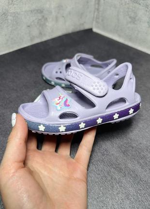 Детские сандалии crocs girls fun lab unicorn charm sandal2 фото