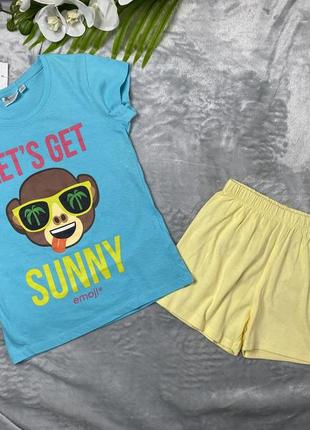 Яркий костюм