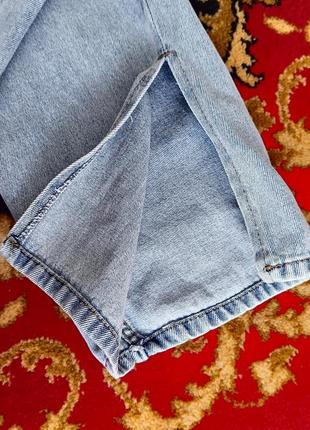 Трендовые прямые джинсы с разрезами внизу3 фото