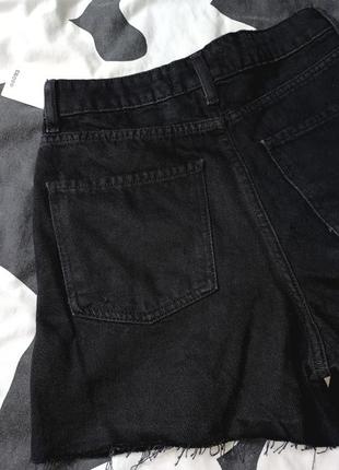 Удлиненные черные шорты с потертостями5 фото