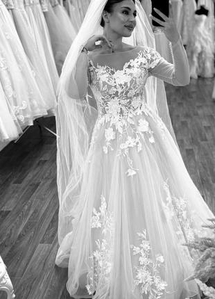 Шикарное свадебное платье со шлейфом