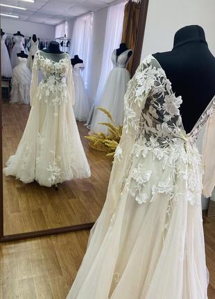 Шикарное свадебное платье со шлейфом