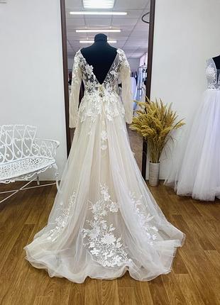 Шикарное свадебное платье со шлейфом