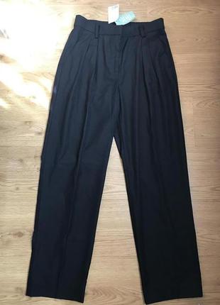 Качественные базовые брюки с защипами