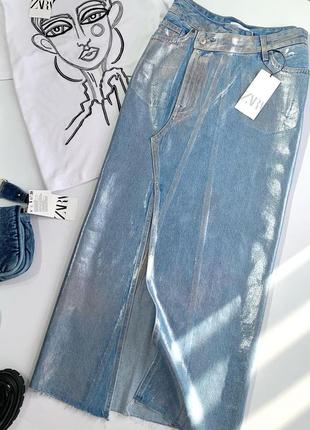 Популярная металлизированная джинсовая юбка zara меди с разрезом4 фото