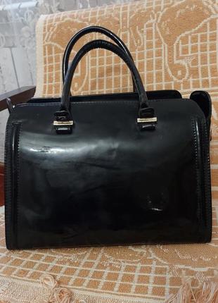 Черная лаковая сумка