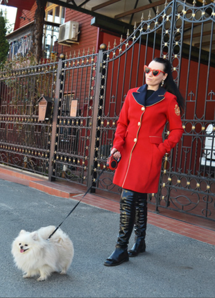 Червоне пальто із золотими ґудзиками moschino