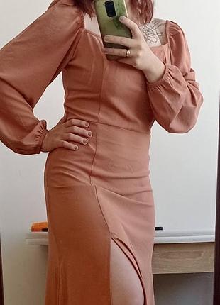 Платье с разрезом