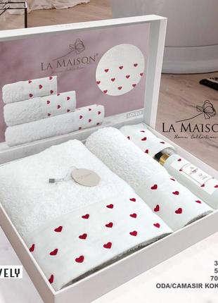 Подарочный набор полотенец с вышивкой и ароматом для дома